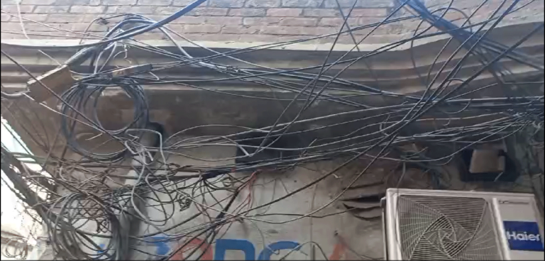 تحصیل دینہ میں واپڈا کی نااہلی اور لاپروائی سے گلیوں میں بجلی کی جھولتی لٹکتی تاریں کسی بھی وقت کسی بڑے حادثے کا سبب بن سکتی ہیں، بعض اوقات چھوٹے ناسمجھ بچے ان تاروں کے ساتھ چھیڑ چھاڑ کرتے نظر آتے ہیں، واپڈا والے چین کی بانسری بجا کر سو رہے ہیں