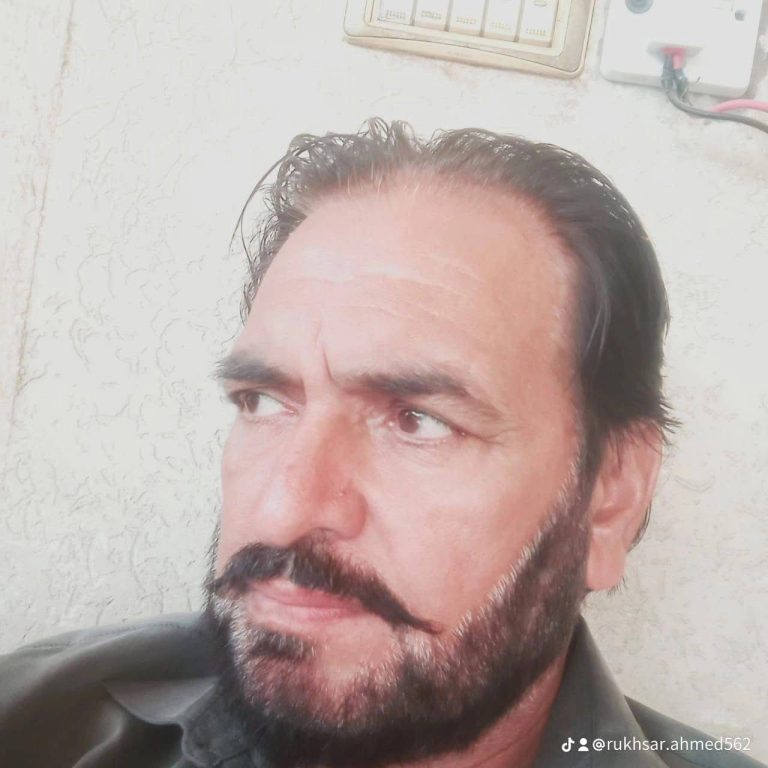 دینہ( ادریس چودھری)  دینہ کے نواحی علاقے چھمالہ میں سکول میں بچیوں کے درمیان ھونے والی لڑائی بڑوں تک جا پہنچی۔ فائرنگ سے 57 سالہ شخص اور اس کا بھتیجا جاں بحق ہو گئے۔ایک بھتیجا شدید زخمی،  بھتیجے دونوں سگے بھائی ۔ قاتل فیملی سمیت فرار ھو گیا۔ تھانہ منگلا کینٹ پولیس نے تفتیش شروع کر دی