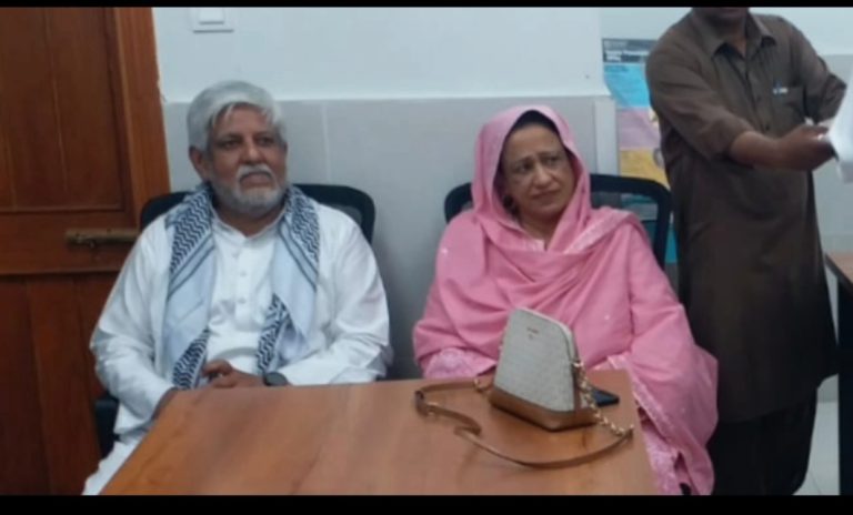 معروف سوشل ورکر پروفیسر خورشید علی ڈار اور ظہیر عباس کا رورل ہیلتھ سینٹر دینہ کا دورہ۔ ہسپتال کے لیے ضروری ادویات کا عطیہ پیش۔ تقریب میں اسسٹنٹ کمشنر دینہ کی شرکت