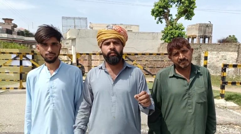 تحصیل دینہ کے علاقے ڈھوک اعوان میں واقع ریلوے لیول کراسنگ پھاٹک کو مبینہ طور پر واجبات کی عدم ادائیگی کے باعث بند کر دیا گیا،  مقامی آبادی کو شدید مشکلات کا سامنا