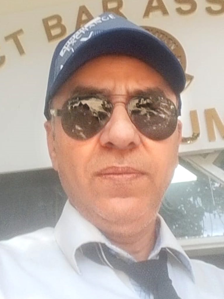دینہ( محمد الیاس کھوکھر) ایس ایچ او راجہ عمران کی انجمن شہریان کے انفارمیشن سیکرٹری سے بدتمیزی ، میڈم سی ایم کے واضع احکامات ہیں کہ سر کہہ کر بلایا جائے لیکن سب کی سامنے میری تذلیل کی گئی ، داد رسی کی جائے ، ڈی پی او کوتحریری درخواست میں اپیل