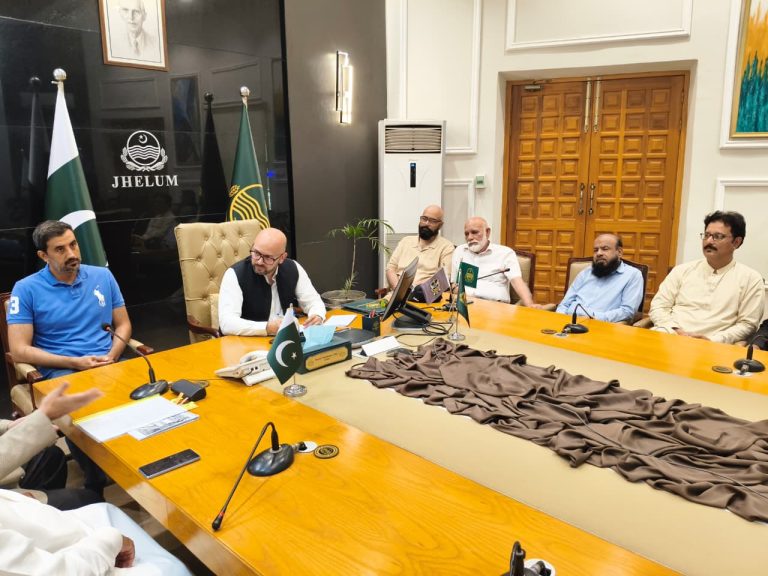 جہلم//تحصیل روڈ بندش پر تاجر و شہری پریشان، مدد کی اپیل پر سول سوسائٹی آرگنائزیشن فورم متحرک، ضلعی انتظامیہ نے جامع حل کی یقین دہانی کرا دی۔