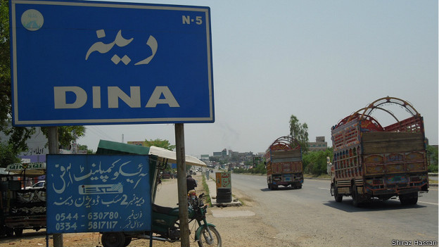 دینہ// باپ بیٹے کے وزارتوں میں ھونے کے باوجود تحصیل دینہ کے مسائل جوں کے توں ۔ہیڈ کواٹر کا درنہ ملا، نہ سوئی گیس ملی، رورل ہیلتھ سنٹر کو تحصیل ہیڈ کوارٹر کا درجہ بھی نہ مل سکا۔ رپورٹ پروفیسر خورشید ڈار
