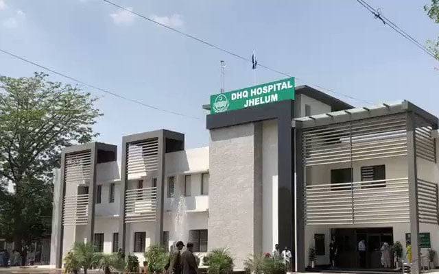 جہلم:DHQ ہسپتال جہلم ، چلڈرن وارڈ میں 35 بیڈز پر 70 بچے اور ساتھ 70 مائیں ، بیڈز کی تعداد بڑھائی جائے ، عوامی حلقے ، اس گرمی اور حبس میں ائیرکنڈیشنر 4 سے 5 گھنٹے چلایا جاتا ہے پھر 6گھنٹون کے لئے بند کر دیا جاتا ہے ، مائیں ، وارڈ میں پنکھوں کی ہوا نہ ہونے کے برابر ہے ستم یہ کہ میرے بیڈ پر پنکھا ہی نہیں ،میں ساری رات ہاتھ والے پنکھے سے اپنے بچے کو ہوا دیتی ہوں ، ایک ماں کی دہائی