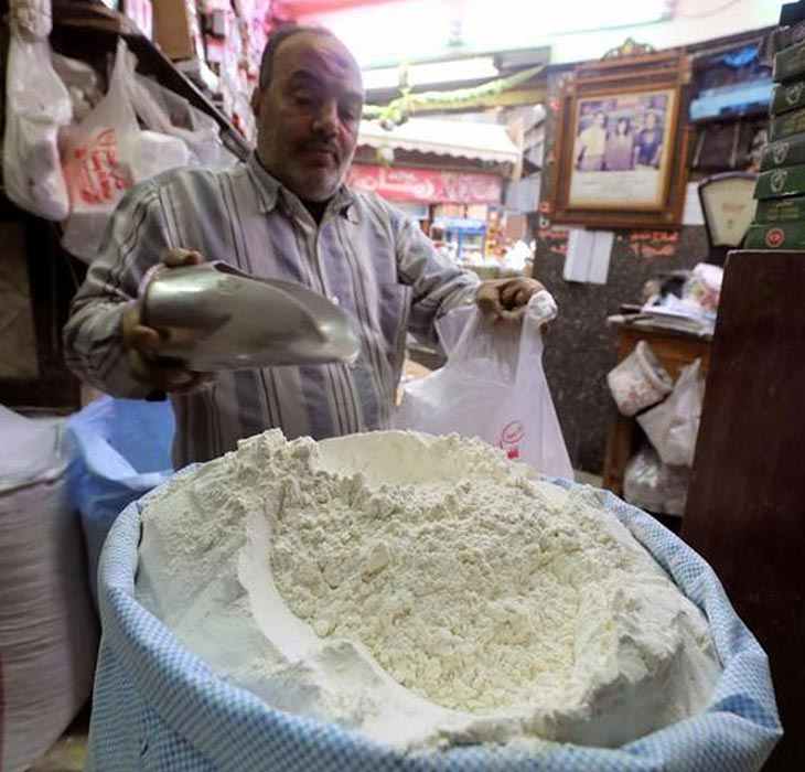 جہلم (نعیم احمد بھٹی) آٹے کی قیمتوں میں اضافہ چکی کا آٹا 170 روپے کلو تک پہنچ گیا جبکہ فلور ملز کا  آٹا 160 روپے کلو تک پہنچ گیا آٹا مافیا  بے لگام جبکہ حکومت ان کو روکنے میں ناکام عام آدمی ہوشربا مہنگائی کی بھینٹ چڑھ گیا
